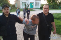 На Хмельниччині затримали останнього з трьох зловмисників, які побили селянина та викинули у полі помирати