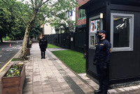 Генеральне консульство Угорщини в Ужгороді, яке під охороною Нацгвардії, поступово відновлює прийом громадян