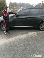 На Київщині поліція охорони затримала чоловіка який побив односельця, відібрав гроші, документи від автомобіля, сів до чорного авто та зник