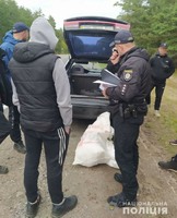Поліцейські в автомобілі порушника ПДР виявили мішок з коноплями