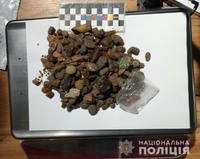 Бурштин, кастет та марихуану вилучили поліцейські під час санкціонованих обшуків