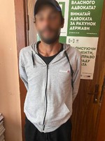 Поліція Великого Березного за підозрою у хуліганстві затримала зловмисника, який погрожував ножем клієнтам місцевого бару