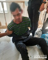 На Хмельниччині поліцейські затримали зловмисника, який скоїв розбійний напад на колишню дружину
