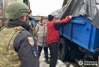 На Чернігівщині поліцейські забезпечили евакуацію родини пенсіонерів з обстрілюваного прикордонного села