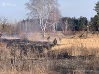 Чугуївський район: рятувальники ліквідували масштабну пожежу на відкритій території, спричинену ворожими обстрілами