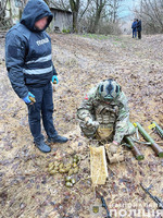 На Чернігівщині поліцейські виявили та вилучили схрон з арсеналом зброї та боєприпасів