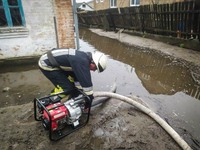 Рятувальники надали допомогу у відкачуванні води з подвір'я