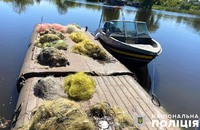 «Нерест 2024» на Полтавщині: поліція вилучила з водосховища понад півтора кілометра браконьєрських сіток та викрила порушників навігації