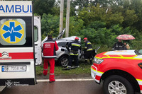 На трасі Київ-Чоп рятувальники деблокували із понівеченого внаслідок ДТП автомобіля травмовану жінку та загиблого чоловіка