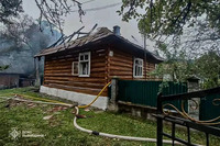 На Дрогобиччині вогнеборці винесли з палаючого будинку літнього чоловіка