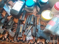 На Харківщині поліцейські викрили чоловіка у незаконному зберіганні зброї та наркотиків