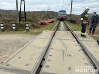Поліцейські Перечина встановлюють обставини смертельної ДТП за участі потяга та легковика