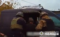 На Херсонщині поліцейські евакуювали з-під російських обстрілів пораненого чоловіка з дружиною та жінку з підозрою на інсульт