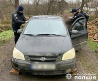 Поліцейські Кам’янця-Подільського спільно із чернівецькими колегами затримали чоловіка, який викрав автомобіль