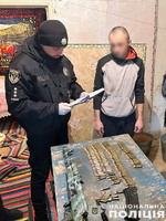 Прилуцькі поліцейські в ході санкціонованого обшуку вилучили у чоловіка зброю, набої та наркотичні речовини