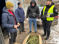 На Прилуччині поліцейські викрили чоловіка у незаконному зберіганні наркотиків, зброї та боєприпасів