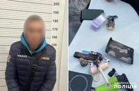 У Хмельницькому районі поліцейські затримали чоловіка, який розповсюджував наркотики методом «закладок»