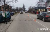 У Чернівецькому районі слідчі поліції задокументували ДТП, в якій травмувався неповнолітній пасажир мотоцикла