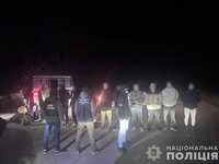 Перевозили до кордону 13 чоловіків у вантажівці з піском: на Закарпатті правоохоронці затримали переправників, під час здійснення ними трансферу на 100 тисяч доларів
