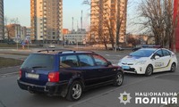 Поліцейські затримали водія Volkswagen, який пʼяним виїхав на тротуар, травмував перехожу та втік з місця події