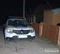 На відео з бодікамер поліції – допомога жінці та її 18-річній доньці, які постраждали під час вечірнього артобстрілу Нікополя