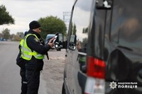 На блокпосту на Черкащині поліцейські спинили авто в якому виявили заборонені предмети