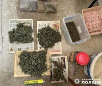 На Хустщині поліція під час обшуків вилучила у двох фігурантів наркозлочини партію наркотиків