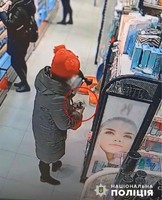 Поліцейські Дніпра затримали 40-річну жінку за підозрою у крадіжці з торгівельного центру міста