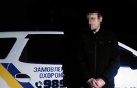 Невдале інтернет-замовлення: поліцейські охорони Чернігова затримали чоловіка з наркотичною речовиною