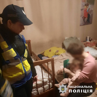 У Києві ювенальні поліцейські та соцслужби вилучили немовля у п’яної матері, яка з дитиною зачинилась в чужій квартирі