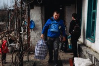 «Нарешті без вибухів»: гуманітарна місія евакуювала багатодітну родину із Новопавлівки