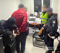 Слідчі поліції Києва викрили двох працівників Державної служби України з безпеки на транспорті в систематичному отриманні неправомірної вигоди