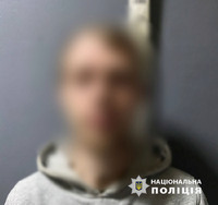 Оперативники затримали двох чоловіків за пограбування перехожого у Дніпровському районі столиці