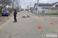 У Ізяславі поліцейські встановлюють обставини ДТП, у якій травмувався 73-річний велосипедист