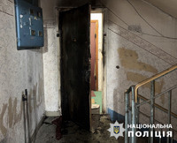 Правоохоронці затримали киянина, який через неприязні відносини із знайомим підпалив тамбурні двері до квартири