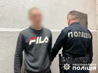 У Мукачеві поліція затримала місцевого жителя за підозрою у торгівлі наркотиками – фігурант вже раніше судимий