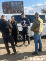 На Чернігівщині поліцейські затримали посадовця, який за хабарі забезпечував військовослужбовцям статус непридатних