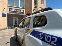 У Лубнах перехожі виявили на вулиці дворічну дівчинку без супроводу дорослих: поліція повернула дитину батькам