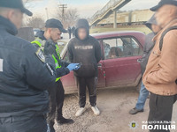 На Чернігівщині поліцейські затримали злочинне угруповання наркодилерів та перекрили канал збуту наркотиків з мільйонними прибутками