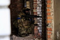 «Важлива кожна секунда, кожен рух». Як нетішинські нацгвардійці вдосконалюють навички бою в міській забудові