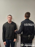Вдарив у обличчя та забрав телефон: поліцейські Корюківського райвідділу затримали грабіжника