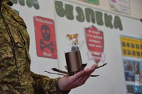 «Не підходь! Не чіпай! Повідом поліцію!» Хмельницькі гвардійці провели урок з мінної безпеки для місцевих школярів