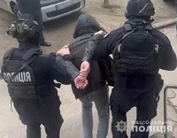 Поліцейські Вінниці встановили чоловіка, який із ножем напав на жінку