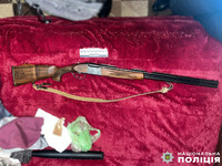 На Чернігівщині поліцейські затримали зловмисника, який погрожував рушницею учасникам слідчої дії