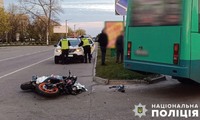 У Горішніх Плавнях сталася ДТП за участю мотоцикла та автобуса: поліція встановила обставини
