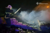Нічна пожежа у Тернівці: 11 рятувальників боролися з вогнем на площі 90 квадратних метрів