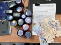 Поліція Києва та СБУ викрили працівника Конституційного суду України та за сумісництвом адвоката, який за 15 000 доларів бронював чоловіків від призову до ЗСУ