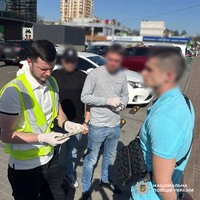 Поліція Києва спільно з СБУ викрили інспектора Департаменту земельних ресурсів КМДА у вимаганні з підприємця 15 000 доларів