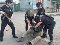Погрожуючи зброєю, взяв у заручники чоловіка: на Сумщині поліція оперативно затримала зловмисника