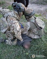 На Хмельниччині спецпризначенці затримали чоловіка, який погрожував поліцейським зброєю